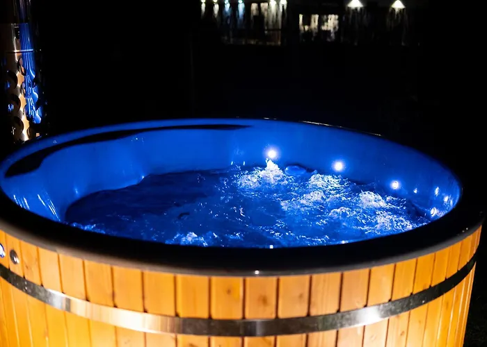 Trzy Jeziora Z Zewnętrznym - Sauna, Balia Do Schładzania I Jacuzzi Male Swornegacie